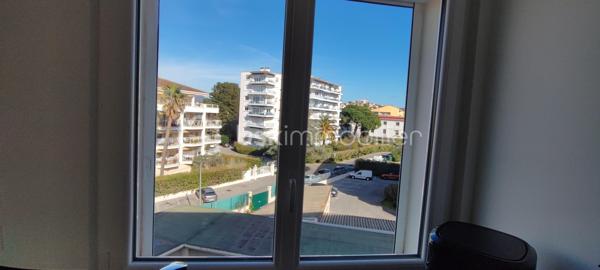 À vendre : Superbe appartement traverssant de type 3 très lumineux de 63 m2 exposé ouest, Avec des prestations haut de gamme.Toute la rénovation date de 2023 tout est neuf. Il comporte des chassis doubles vitrages avec volets roulants électriques , une clim réversible dans le séjour et les deux chambres, une cuisine équipée neuve et complète, cumulus super éco, WC suspendus Carrelage très grand format et zéro travaux à prévoir.  Cet appartement est idéalement situé à 300 m à pied du lycée Saint Exupéry, donc proche du centre ville de saint Raphael des transports en communs des commodités,  et à moins d un kilomètre des plages, 800 m des la gare TGV. L appartement ne comporte aucun vis à vis il est traversant. 
opportunité à ce prix pour un appartement sans travaux, idéal résidence principale , pied à terre ou secondaire à Saint Raphael, idéal investissement pour une bonne rentabilité locative.
Appartement Situé au 3 ème étage sans ascenseur avec 2 apparts par palier, résidence calme et bien entretenue, il se compose d un salon séjour moderne de 23 m2 , cuisine ouverte de 9 m2 Avec cuisine équipée neuve avec réfrigérateur congélateur, lave linge 8 kgs, four multifonction, plaque de cuisson à induction, hotte aspirante et d un lave vaisselle.
Un couloir vient desservir 2 Grandes chambres de 12 m2 chacune comportant un placard dressing, une des deux chambres est équipée d une douche et d un écran TV au mur . Une salle d eau très moderne toute carrelée ,avec douche à l italienne , un beau meuble vasque miroir éclairant, un WC suspendus . éclairage par spots au plafond dans le couloir et la cuisine, L élecricité est neuve et au normes.
Les charges de copropriété sont faibles 860 E/An et la taxe foncière est a 1105 E . l appartement est aussi doté d une cave et le stationnement est libre dans cette résidence sécurisée par un portail. 
Il va falloir faire très vite pour cette opportunité à ce prix