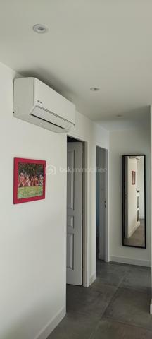 À vendre : Superbe appartement traverssant de type 3 très lumineux de 63 m2 exposé ouest, Avec des prestations haut de gamme.Toute la rénovation date de 2023 tout est neuf. Il comporte des chassis doubles vitrages avec volets roulants électriques , une clim réversible dans le séjour et les deux chambres, une cuisine équipée neuve et complète, cumulus super éco, WC suspendus Carrelage très grand format et zéro travaux à prévoir.  Cet appartement est idéalement situé à 300 m à pied du lycée Saint Exupéry, donc proche du centre ville de saint Raphael des transports en communs des commodités,  et à moins d un kilomètre des plages, 800 m des la gare TGV. L appartement ne comporte aucun vis à vis il est traversant. 
opportunité à ce prix pour un appartement sans travaux, idéal résidence principale , pied à terre ou secondaire à Saint Raphael, idéal investissement pour une bonne rentabilité locative.
Appartement Situé au 3 ème étage sans ascenseur avec 2 apparts par palier, résidence calme et bien entretenue, il se compose d un salon séjour moderne de 23 m2 , cuisine ouverte de 9 m2 Avec cuisine équipée neuve avec réfrigérateur congélateur, lave linge 8 kgs, four multifonction, plaque de cuisson à induction, hotte aspirante et d un lave vaisselle.
Un couloir vient desservir 2 Grandes chambres de 12 m2 chacune comportant un placard dressing, une des deux chambres est équipée d une douche et d un écran TV au mur . Une salle d eau très moderne toute carrelée ,avec douche à l italienne , un beau meuble vasque miroir éclairant, un WC suspendus . éclairage par spots au plafond dans le couloir et la cuisine, L élecricité est neuve et au normes.
Les charges de copropriété sont faibles 860 E/An et la taxe foncière est a 1105 E . l appartement est aussi doté d une cave et le stationnement est libre dans cette résidence sécurisée par un portail. 
Il va falloir faire très vite pour cette opportunité à ce prix