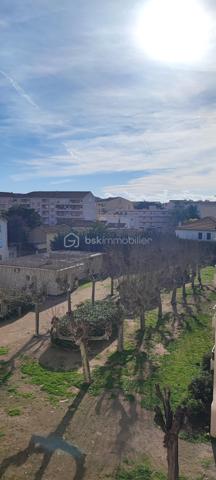À vendre : Superbe appartement traverssant de type 3 très lumineux de 63 m2 exposé ouest, Avec des prestations haut de gamme.Toute la rénovation date de 2023 tout est neuf. Il comporte des chassis doubles vitrages avec volets roulants électriques , une clim réversible dans le séjour et les deux chambres, une cuisine équipée neuve et complète, cumulus super éco, WC suspendus Carrelage très grand format et zéro travaux à prévoir.  Cet appartement est idéalement situé à 300 m à pied du lycée Saint Exupéry, donc proche du centre ville de saint Raphael des transports en communs des commodités,  et à moins d un kilomètre des plages, 800 m des la gare TGV. L appartement ne comporte aucun vis à vis il est traversant. 
opportunité à ce prix pour un appartement sans travaux, idéal résidence principale , pied à terre ou secondaire à Saint Raphael, idéal investissement pour une bonne rentabilité locative.
Appartement Situé au 3 ème étage sans ascenseur avec 2 apparts par palier, résidence calme et bien entretenue, il se compose d un salon séjour moderne de 23 m2 , cuisine ouverte de 9 m2 Avec cuisine équipée neuve avec réfrigérateur congélateur, lave linge 8 kgs, four multifonction, plaque de cuisson à induction, hotte aspirante et d un lave vaisselle.
Un couloir vient desservir 2 Grandes chambres de 12 m2 chacune comportant un placard dressing, une des deux chambres est équipée d une douche et d un écran TV au mur . Une salle d eau très moderne toute carrelée ,avec douche à l italienne , un beau meuble vasque miroir éclairant, un WC suspendus . éclairage par spots au plafond dans le couloir et la cuisine, L élecricité est neuve et au normes.
Les charges de copropriété sont faibles 860 E/An et la taxe foncière est a 1105 E . l appartement est aussi doté d une cave et le stationnement est libre dans cette résidence sécurisée par un portail. 
Il va falloir faire très vite pour cette opportunité à ce prix