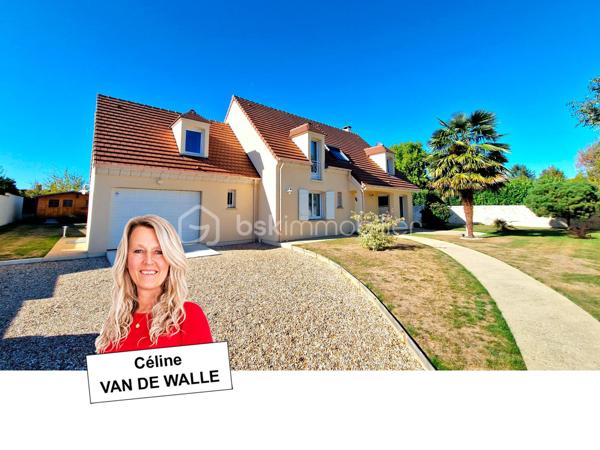 A seulement 10 min de la A13, magnifique propriété de 169 m², aux finitions impeccables, avec un très beau jardin, au calme absolu ! Cette maison construite en 2003 répond entièrement aux critères les plus demandés actuellement : calme, sans vis-à-vis et sans aucun travaux. On arrive, on pose ses valises !

Au rez-de-chaussée, une entrée ouverte sur un grand salon avec sa très belle cheminée et sa salle à manger, baignés d’une lumière traversante, permettent d’avoir un espace de vie de plus de 60m2. Sa grande cuisine ouverte, permettant de cuisiner aisément tout en restant en famille, a été entièrement refaite en 2025 et est complétée par une arrière-cuisine, servant également de buanderie. Pour plus de rangement, une autre entrée avec armoire donne côté garage (1 voiture), fermé par une ouverture motorisée.
Ce grand salon-salle à manger est ouvert sur une grande terrasse extérieure avec pergola pour des moments festifs en famille.
Un WC séparé ainsi qu’un bureau actuel (pouvant devenir une chambre) avec sa salle d’eau complète ce niveau.

A l’étage, vous trouverez un palier desservant 3 chambres dont une suite parentale avec sa salle d’eau et un coin dressing, ainsi qu’une salle de bain et un WC séparé.
Une autre autre grande pièce est accessible de la chambre parentale ou par un deuxième escalier situé dans l’arrière-cuisine, pouvant être une autre chambre ou un grand bureau pour les personnes en télétravail.

Le jardin joliment arboré et clos de mur est impeccable. Deux abris de jardin permettent de ranger les outils de jardinage. Une grande allée gravillonnée permet de garer un grand nombre de véhicules.

Les + :
- Tout à l’égout
- Volets roulants
- Portail motorisé
- Fibre
- Store banne

Le bien n’est pas soumis au régime de la copropriété. Il fait partie d’une ASL (Association Syndicale Libre) regroupant 5 propriétaires, créée uniquement pour la gestion de certains éléments communs, notamment l’éclairage et l’assurance. Cela représente environ 140 €/an de charges.

Ce bien est fait pour vous. Si vous souhaitez visiter, n’hésitez pas à me contacter.