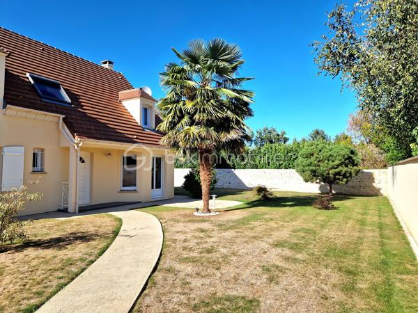 A seulement 10 min de la A13, magnifique propriété de 169 m², aux finitions impeccables, avec un très beau jardin, au calme absolu ! Cette maison construite en 2003 répond entièrement aux critères les plus demandés actuellement : calme, sans vis-à-vis et sans aucun travaux. On arrive, on pose ses valises !

Au rez-de-chaussée, une entrée ouverte sur un grand salon avec sa très belle cheminée et sa salle à manger, baignés d’une lumière traversante, permettent d’avoir un espace de vie de plus de 60m2. Sa grande cuisine ouverte, permettant de cuisiner aisément tout en restant en famille, a été entièrement refaite en 2025 et est complétée par une arrière-cuisine, servant également de buanderie. Pour plus de rangement, une autre entrée avec armoire donne côté garage (1 voiture), fermé par une ouverture motorisée.
Ce grand salon-salle à manger est ouvert sur une grande terrasse extérieure avec pergola pour des moments festifs en famille.
Un WC séparé ainsi qu’un bureau actuel (pouvant devenir une chambre) avec sa salle d’eau complète ce niveau.

A l’étage, vous trouverez un palier desservant 3 chambres dont une suite parentale avec sa salle d’eau et un coin dressing, ainsi qu’une salle de bain et un WC séparé.
Une autre autre grande pièce est accessible de la chambre parentale ou par un deuxième escalier situé dans l’arrière-cuisine, pouvant être une autre chambre ou un grand bureau pour les personnes en télétravail.

Le jardin joliment arboré et clos de mur est impeccable. Deux abris de jardin permettent de ranger les outils de jardinage. Une grande allée gravillonnée permet de garer un grand nombre de véhicules.

Les + :
- Tout à l’égout
- Volets roulants
- Portail motorisé
- Fibre
- Store banne

Le bien n’est pas soumis au régime de la copropriété. Il fait partie d’une ASL (Association Syndicale Libre) regroupant 5 propriétaires, créée uniquement pour la gestion de certains éléments communs, notamment l’éclairage et l’assurance. Cela représente environ 140 €/an de charges.

Ce bien est fait pour vous. Si vous souhaitez visiter, n’hésitez pas à me contacter.