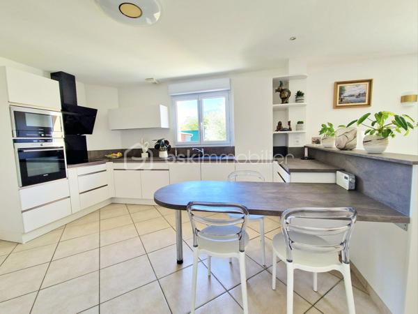 A seulement 10 min de la A13, magnifique propriété de 169 m², aux finitions impeccables, avec un très beau jardin, au calme absolu ! Cette maison construite en 2003 répond entièrement aux critères les plus demandés actuellement : calme, sans vis-à-vis et sans aucun travaux. On arrive, on pose ses valises !

Au rez-de-chaussée, une entrée ouverte sur un grand salon avec sa très belle cheminée et sa salle à manger, baignés d’une lumière traversante, permettent d’avoir un espace de vie de plus de 60m2. Sa grande cuisine ouverte, permettant de cuisiner aisément tout en restant en famille, a été entièrement refaite en 2025 et est complétée par une arrière-cuisine, servant également de buanderie. Pour plus de rangement, une autre entrée avec armoire donne côté garage (1 voiture), fermé par une ouverture motorisée.
Ce grand salon-salle à manger est ouvert sur une grande terrasse extérieure avec pergola pour des moments festifs en famille.
Un WC séparé ainsi qu’un bureau actuel (pouvant devenir une chambre) avec sa salle d’eau complète ce niveau.

A l’étage, vous trouverez un palier desservant 3 chambres dont une suite parentale avec sa salle d’eau et un coin dressing, ainsi qu’une salle de bain et un WC séparé.
Une autre autre grande pièce est accessible de la chambre parentale ou par un deuxième escalier situé dans l’arrière-cuisine, pouvant être une autre chambre ou un grand bureau pour les personnes en télétravail.

Le jardin joliment arboré et clos de mur est impeccable. Deux abris de jardin permettent de ranger les outils de jardinage. Une grande allée gravillonnée permet de garer un grand nombre de véhicules.

Les + :
- Tout à l’égout
- Volets roulants
- Portail motorisé
- Fibre
- Store banne

Le bien n’est pas soumis au régime de la copropriété. Il fait partie d’une ASL (Association Syndicale Libre) regroupant 5 propriétaires, créée uniquement pour la gestion de certains éléments communs, notamment l’éclairage et l’assurance. Cela représente environ 140 €/an de charges.

Ce bien est fait pour vous. Si vous souhaitez visiter, n’hésitez pas à me contacter.