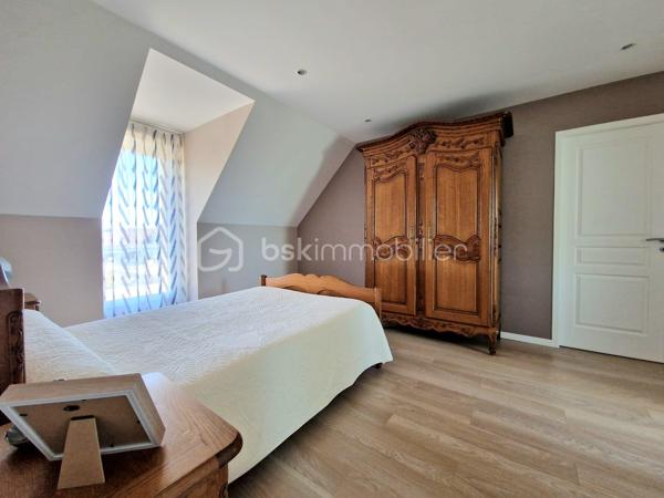 A seulement 10 min de la A13, magnifique propriété de 169 m², aux finitions impeccables, avec un très beau jardin, au calme absolu ! Cette maison construite en 2003 répond entièrement aux critères les plus demandés actuellement : calme, sans vis-à-vis et sans aucun travaux. On arrive, on pose ses valises !

Au rez-de-chaussée, une entrée ouverte sur un grand salon avec sa très belle cheminée et sa salle à manger, baignés d’une lumière traversante, permettent d’avoir un espace de vie de plus de 60m2. Sa grande cuisine ouverte, permettant de cuisiner aisément tout en restant en famille, a été entièrement refaite en 2025 et est complétée par une arrière-cuisine, servant également de buanderie. Pour plus de rangement, une autre entrée avec armoire donne côté garage (1 voiture), fermé par une ouverture motorisée.
Ce grand salon-salle à manger est ouvert sur une grande terrasse extérieure avec pergola pour des moments festifs en famille.
Un WC séparé ainsi qu’un bureau actuel (pouvant devenir une chambre) avec sa salle d’eau complète ce niveau.

A l’étage, vous trouverez un palier desservant 3 chambres dont une suite parentale avec sa salle d’eau et un coin dressing, ainsi qu’une salle de bain et un WC séparé.
Une autre autre grande pièce est accessible de la chambre parentale ou par un deuxième escalier situé dans l’arrière-cuisine, pouvant être une autre chambre ou un grand bureau pour les personnes en télétravail.

Le jardin joliment arboré et clos de mur est impeccable. Deux abris de jardin permettent de ranger les outils de jardinage. Une grande allée gravillonnée permet de garer un grand nombre de véhicules.

Les + :
- Tout à l’égout
- Volets roulants
- Portail motorisé
- Fibre
- Store banne

Le bien n’est pas soumis au régime de la copropriété. Il fait partie d’une ASL (Association Syndicale Libre) regroupant 5 propriétaires, créée uniquement pour la gestion de certains éléments communs, notamment l’éclairage et l’assurance. Cela représente environ 140 €/an de charges.

Ce bien est fait pour vous. Si vous souhaitez visiter, n’hésitez pas à me contacter.