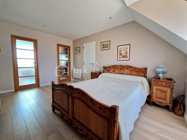 A seulement 10 min de la A13, magnifique propriété de 169 m², aux finitions impeccables, avec un très beau jardin, au calme absolu ! Cette maison construite en 2003 répond entièrement aux critères les plus demandés actuellement : calme, sans vis-à-vis et sans aucun travaux. On arrive, on pose ses valises !

Au rez-de-chaussée, une entrée ouverte sur un grand salon avec sa très belle cheminée et sa salle à manger, baignés d’une lumière traversante, permettent d’avoir un espace de vie de plus de 60m2. Sa grande cuisine ouverte, permettant de cuisiner aisément tout en restant en famille, a été entièrement refaite en 2025 et est complétée par une arrière-cuisine, servant également de buanderie. Pour plus de rangement, une autre entrée avec armoire donne côté garage (1 voiture), fermé par une ouverture motorisée.
Ce grand salon-salle à manger est ouvert sur une grande terrasse extérieure avec pergola pour des moments festifs en famille.
Un WC séparé ainsi qu’un bureau actuel (pouvant devenir une chambre) avec sa salle d’eau complète ce niveau.

A l’étage, vous trouverez un palier desservant 3 chambres dont une suite parentale avec sa salle d’eau et un coin dressing, ainsi qu’une salle de bain et un WC séparé.
Une autre autre grande pièce est accessible de la chambre parentale ou par un deuxième escalier situé dans l’arrière-cuisine, pouvant être une autre chambre ou un grand bureau pour les personnes en télétravail.

Le jardin joliment arboré et clos de mur est impeccable. Deux abris de jardin permettent de ranger les outils de jardinage. Une grande allée gravillonnée permet de garer un grand nombre de véhicules.

Les + :
- Tout à l’égout
- Volets roulants
- Portail motorisé
- Fibre
- Store banne

Le bien n’est pas soumis au régime de la copropriété. Il fait partie d’une ASL (Association Syndicale Libre) regroupant 5 propriétaires, créée uniquement pour la gestion de certains éléments communs, notamment l’éclairage et l’assurance. Cela représente environ 140 €/an de charges.

Ce bien est fait pour vous. Si vous souhaitez visiter, n’hésitez pas à me contacter.