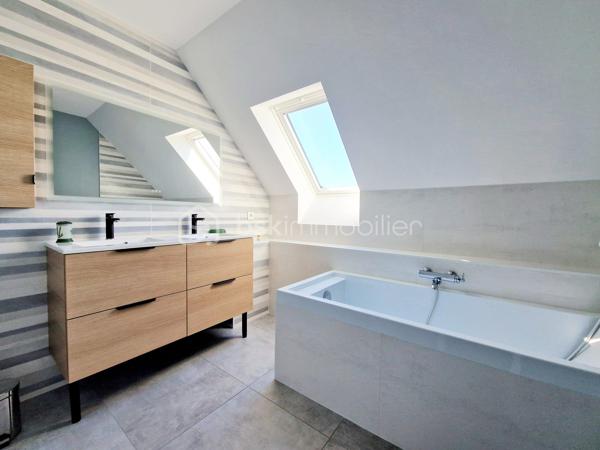A seulement 10 min de la A13, magnifique propriété de 169 m², aux finitions impeccables, avec un très beau jardin, au calme absolu ! Cette maison construite en 2003 répond entièrement aux critères les plus demandés actuellement : calme, sans vis-à-vis et sans aucun travaux. On arrive, on pose ses valises !

Au rez-de-chaussée, une entrée ouverte sur un grand salon avec sa très belle cheminée et sa salle à manger, baignés d’une lumière traversante, permettent d’avoir un espace de vie de plus de 60m2. Sa grande cuisine ouverte, permettant de cuisiner aisément tout en restant en famille, a été entièrement refaite en 2025 et est complétée par une arrière-cuisine, servant également de buanderie. Pour plus de rangement, une autre entrée avec armoire donne côté garage (1 voiture), fermé par une ouverture motorisée.
Ce grand salon-salle à manger est ouvert sur une grande terrasse extérieure avec pergola pour des moments festifs en famille.
Un WC séparé ainsi qu’un bureau actuel (pouvant devenir une chambre) avec sa salle d’eau complète ce niveau.

A l’étage, vous trouverez un palier desservant 3 chambres dont une suite parentale avec sa salle d’eau et un coin dressing, ainsi qu’une salle de bain et un WC séparé.
Une autre autre grande pièce est accessible de la chambre parentale ou par un deuxième escalier situé dans l’arrière-cuisine, pouvant être une autre chambre ou un grand bureau pour les personnes en télétravail.

Le jardin joliment arboré et clos de mur est impeccable. Deux abris de jardin permettent de ranger les outils de jardinage. Une grande allée gravillonnée permet de garer un grand nombre de véhicules.

Les + :
- Tout à l’égout
- Volets roulants
- Portail motorisé
- Fibre
- Store banne

Le bien n’est pas soumis au régime de la copropriété. Il fait partie d’une ASL (Association Syndicale Libre) regroupant 5 propriétaires, créée uniquement pour la gestion de certains éléments communs, notamment l’éclairage et l’assurance. Cela représente environ 140 €/an de charges.

Ce bien est fait pour vous. Si vous souhaitez visiter, n’hésitez pas à me contacter.