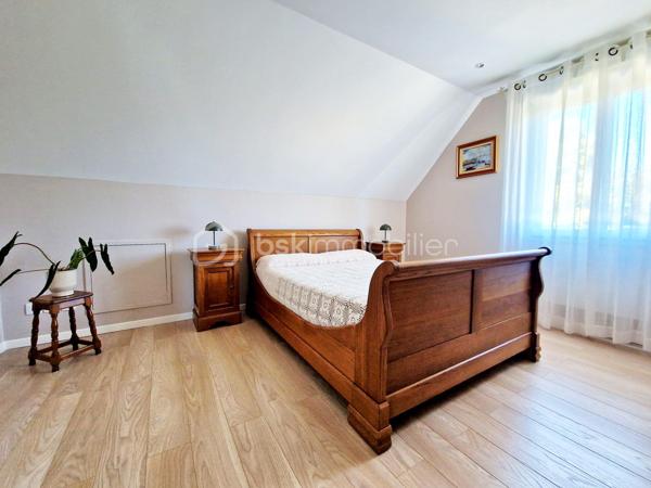 A seulement 10 min de la A13, magnifique propriété de 169 m², aux finitions impeccables, avec un très beau jardin, au calme absolu ! Cette maison construite en 2003 répond entièrement aux critères les plus demandés actuellement : calme, sans vis-à-vis et sans aucun travaux. On arrive, on pose ses valises !

Au rez-de-chaussée, une entrée ouverte sur un grand salon avec sa très belle cheminée et sa salle à manger, baignés d’une lumière traversante, permettent d’avoir un espace de vie de plus de 60m2. Sa grande cuisine ouverte, permettant de cuisiner aisément tout en restant en famille, a été entièrement refaite en 2025 et est complétée par une arrière-cuisine, servant également de buanderie. Pour plus de rangement, une autre entrée avec armoire donne côté garage (1 voiture), fermé par une ouverture motorisée.
Ce grand salon-salle à manger est ouvert sur une grande terrasse extérieure avec pergola pour des moments festifs en famille.
Un WC séparé ainsi qu’un bureau actuel (pouvant devenir une chambre) avec sa salle d’eau complète ce niveau.

A l’étage, vous trouverez un palier desservant 3 chambres dont une suite parentale avec sa salle d’eau et un coin dressing, ainsi qu’une salle de bain et un WC séparé.
Une autre autre grande pièce est accessible de la chambre parentale ou par un deuxième escalier situé dans l’arrière-cuisine, pouvant être une autre chambre ou un grand bureau pour les personnes en télétravail.

Le jardin joliment arboré et clos de mur est impeccable. Deux abris de jardin permettent de ranger les outils de jardinage. Une grande allée gravillonnée permet de garer un grand nombre de véhicules.

Les + :
- Tout à l’égout
- Volets roulants
- Portail motorisé
- Fibre
- Store banne

Le bien n’est pas soumis au régime de la copropriété. Il fait partie d’une ASL (Association Syndicale Libre) regroupant 5 propriétaires, créée uniquement pour la gestion de certains éléments communs, notamment l’éclairage et l’assurance. Cela représente environ 140 €/an de charges.

Ce bien est fait pour vous. Si vous souhaitez visiter, n’hésitez pas à me contacter.
