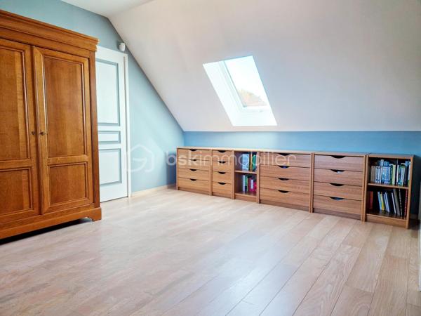 A seulement 10 min de la A13, magnifique propriété de 169 m², aux finitions impeccables, avec un très beau jardin, au calme absolu ! Cette maison construite en 2003 répond entièrement aux critères les plus demandés actuellement : calme, sans vis-à-vis et sans aucun travaux. On arrive, on pose ses valises !

Au rez-de-chaussée, une entrée ouverte sur un grand salon avec sa très belle cheminée et sa salle à manger, baignés d’une lumière traversante, permettent d’avoir un espace de vie de plus de 60m2. Sa grande cuisine ouverte, permettant de cuisiner aisément tout en restant en famille, a été entièrement refaite en 2025 et est complétée par une arrière-cuisine, servant également de buanderie. Pour plus de rangement, une autre entrée avec armoire donne côté garage (1 voiture), fermé par une ouverture motorisée.
Ce grand salon-salle à manger est ouvert sur une grande terrasse extérieure avec pergola pour des moments festifs en famille.
Un WC séparé ainsi qu’un bureau actuel (pouvant devenir une chambre) avec sa salle d’eau complète ce niveau.

A l’étage, vous trouverez un palier desservant 3 chambres dont une suite parentale avec sa salle d’eau et un coin dressing, ainsi qu’une salle de bain et un WC séparé.
Une autre autre grande pièce est accessible de la chambre parentale ou par un deuxième escalier situé dans l’arrière-cuisine, pouvant être une autre chambre ou un grand bureau pour les personnes en télétravail.

Le jardin joliment arboré et clos de mur est impeccable. Deux abris de jardin permettent de ranger les outils de jardinage. Une grande allée gravillonnée permet de garer un grand nombre de véhicules.

Les + :
- Tout à l’égout
- Volets roulants
- Portail motorisé
- Fibre
- Store banne

Le bien n’est pas soumis au régime de la copropriété. Il fait partie d’une ASL (Association Syndicale Libre) regroupant 5 propriétaires, créée uniquement pour la gestion de certains éléments communs, notamment l’éclairage et l’assurance. Cela représente environ 140 €/an de charges.

Ce bien est fait pour vous. Si vous souhaitez visiter, n’hésitez pas à me contacter.