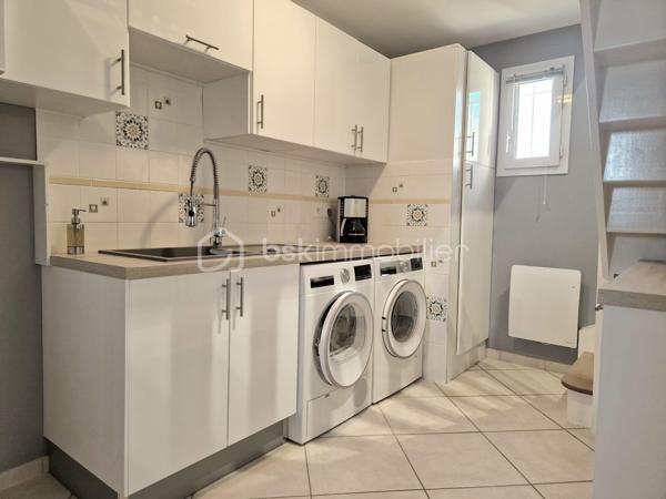 A seulement 10 min de la A13, magnifique propriété de 169 m², aux finitions impeccables, avec un très beau jardin, au calme absolu ! Cette maison construite en 2003 répond entièrement aux critères les plus demandés actuellement : calme, sans vis-à-vis et sans aucun travaux. On arrive, on pose ses valises !

Au rez-de-chaussée, une entrée ouverte sur un grand salon avec sa très belle cheminée et sa salle à manger, baignés d’une lumière traversante, permettent d’avoir un espace de vie de plus de 60m2. Sa grande cuisine ouverte, permettant de cuisiner aisément tout en restant en famille, a été entièrement refaite en 2025 et est complétée par une arrière-cuisine, servant également de buanderie. Pour plus de rangement, une autre entrée avec armoire donne côté garage (1 voiture), fermé par une ouverture motorisée.
Ce grand salon-salle à manger est ouvert sur une grande terrasse extérieure avec pergola pour des moments festifs en famille.
Un WC séparé ainsi qu’un bureau actuel (pouvant devenir une chambre) avec sa salle d’eau complète ce niveau.

A l’étage, vous trouverez un palier desservant 3 chambres dont une suite parentale avec sa salle d’eau et un coin dressing, ainsi qu’une salle de bain et un WC séparé.
Une autre autre grande pièce est accessible de la chambre parentale ou par un deuxième escalier situé dans l’arrière-cuisine, pouvant être une autre chambre ou un grand bureau pour les personnes en télétravail.

Le jardin joliment arboré et clos de mur est impeccable. Deux abris de jardin permettent de ranger les outils de jardinage. Une grande allée gravillonnée permet de garer un grand nombre de véhicules.

Les + :
- Tout à l’égout
- Volets roulants
- Portail motorisé
- Fibre
- Store banne

Le bien n’est pas soumis au régime de la copropriété. Il fait partie d’une ASL (Association Syndicale Libre) regroupant 5 propriétaires, créée uniquement pour la gestion de certains éléments communs, notamment l’éclairage et l’assurance. Cela représente environ 140 €/an de charges.

Ce bien est fait pour vous. Si vous souhaitez visiter, n’hésitez pas à me contacter.