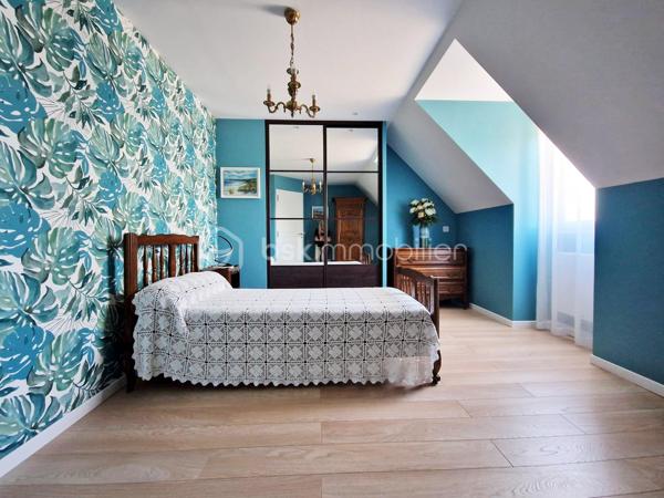 A seulement 10 min de la A13, magnifique propriété de 169 m², aux finitions impeccables, avec un très beau jardin, au calme absolu ! Cette maison construite en 2003 répond entièrement aux critères les plus demandés actuellement : calme, sans vis-à-vis et sans aucun travaux. On arrive, on pose ses valises !

Au rez-de-chaussée, une entrée ouverte sur un grand salon avec sa très belle cheminée et sa salle à manger, baignés d’une lumière traversante, permettent d’avoir un espace de vie de plus de 60m2. Sa grande cuisine ouverte, permettant de cuisiner aisément tout en restant en famille, a été entièrement refaite en 2025 et est complétée par une arrière-cuisine, servant également de buanderie. Pour plus de rangement, une autre entrée avec armoire donne côté garage (1 voiture), fermé par une ouverture motorisée.
Ce grand salon-salle à manger est ouvert sur une grande terrasse extérieure avec pergola pour des moments festifs en famille.
Un WC séparé ainsi qu’un bureau actuel (pouvant devenir une chambre) avec sa salle d’eau complète ce niveau.

A l’étage, vous trouverez un palier desservant 3 chambres dont une suite parentale avec sa salle d’eau et un coin dressing, ainsi qu’une salle de bain et un WC séparé.
Une autre autre grande pièce est accessible de la chambre parentale ou par un deuxième escalier situé dans l’arrière-cuisine, pouvant être une autre chambre ou un grand bureau pour les personnes en télétravail.

Le jardin joliment arboré et clos de mur est impeccable. Deux abris de jardin permettent de ranger les outils de jardinage. Une grande allée gravillonnée permet de garer un grand nombre de véhicules.

Les + :
- Tout à l’égout
- Volets roulants
- Portail motorisé
- Fibre
- Store banne

Le bien n’est pas soumis au régime de la copropriété. Il fait partie d’une ASL (Association Syndicale Libre) regroupant 5 propriétaires, créée uniquement pour la gestion de certains éléments communs, notamment l’éclairage et l’assurance. Cela représente environ 140 €/an de charges.

Ce bien est fait pour vous. Si vous souhaitez visiter, n’hésitez pas à me contacter.