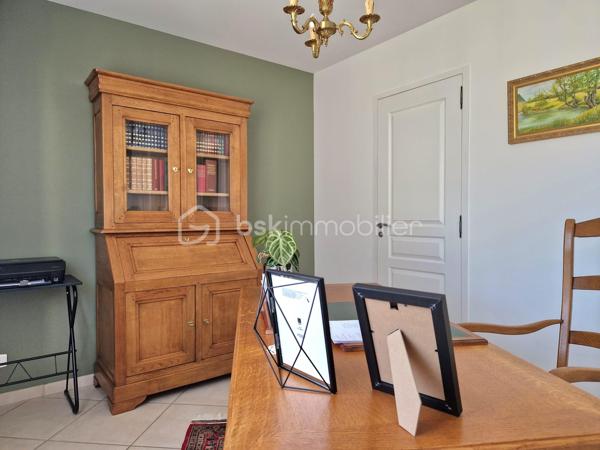 A seulement 10 min de la A13, magnifique propriété de 169 m², aux finitions impeccables, avec un très beau jardin, au calme absolu ! Cette maison construite en 2003 répond entièrement aux critères les plus demandés actuellement : calme, sans vis-à-vis et sans aucun travaux. On arrive, on pose ses valises !

Au rez-de-chaussée, une entrée ouverte sur un grand salon avec sa très belle cheminée et sa salle à manger, baignés d’une lumière traversante, permettent d’avoir un espace de vie de plus de 60m2. Sa grande cuisine ouverte, permettant de cuisiner aisément tout en restant en famille, a été entièrement refaite en 2025 et est complétée par une arrière-cuisine, servant également de buanderie. Pour plus de rangement, une autre entrée avec armoire donne côté garage (1 voiture), fermé par une ouverture motorisée.
Ce grand salon-salle à manger est ouvert sur une grande terrasse extérieure avec pergola pour des moments festifs en famille.
Un WC séparé ainsi qu’un bureau actuel (pouvant devenir une chambre) avec sa salle d’eau complète ce niveau.

A l’étage, vous trouverez un palier desservant 3 chambres dont une suite parentale avec sa salle d’eau et un coin dressing, ainsi qu’une salle de bain et un WC séparé.
Une autre autre grande pièce est accessible de la chambre parentale ou par un deuxième escalier situé dans l’arrière-cuisine, pouvant être une autre chambre ou un grand bureau pour les personnes en télétravail.

Le jardin joliment arboré et clos de mur est impeccable. Deux abris de jardin permettent de ranger les outils de jardinage. Une grande allée gravillonnée permet de garer un grand nombre de véhicules.

Les + :
- Tout à l’égout
- Volets roulants
- Portail motorisé
- Fibre
- Store banne

Le bien n’est pas soumis au régime de la copropriété. Il fait partie d’une ASL (Association Syndicale Libre) regroupant 5 propriétaires, créée uniquement pour la gestion de certains éléments communs, notamment l’éclairage et l’assurance. Cela représente environ 140 €/an de charges.

Ce bien est fait pour vous. Si vous souhaitez visiter, n’hésitez pas à me contacter.