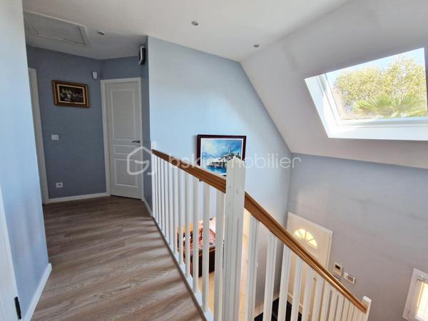 A seulement 10 min de la A13, magnifique propriété de 169 m², aux finitions impeccables, avec un très beau jardin, au calme absolu ! Cette maison construite en 2003 répond entièrement aux critères les plus demandés actuellement : calme, sans vis-à-vis et sans aucun travaux. On arrive, on pose ses valises !

Au rez-de-chaussée, une entrée ouverte sur un grand salon avec sa très belle cheminée et sa salle à manger, baignés d’une lumière traversante, permettent d’avoir un espace de vie de plus de 60m2. Sa grande cuisine ouverte, permettant de cuisiner aisément tout en restant en famille, a été entièrement refaite en 2025 et est complétée par une arrière-cuisine, servant également de buanderie. Pour plus de rangement, une autre entrée avec armoire donne côté garage (1 voiture), fermé par une ouverture motorisée.
Ce grand salon-salle à manger est ouvert sur une grande terrasse extérieure avec pergola pour des moments festifs en famille.
Un WC séparé ainsi qu’un bureau actuel (pouvant devenir une chambre) avec sa salle d’eau complète ce niveau.

A l’étage, vous trouverez un palier desservant 3 chambres dont une suite parentale avec sa salle d’eau et un coin dressing, ainsi qu’une salle de bain et un WC séparé.
Une autre autre grande pièce est accessible de la chambre parentale ou par un deuxième escalier situé dans l’arrière-cuisine, pouvant être une autre chambre ou un grand bureau pour les personnes en télétravail.

Le jardin joliment arboré et clos de mur est impeccable. Deux abris de jardin permettent de ranger les outils de jardinage. Une grande allée gravillonnée permet de garer un grand nombre de véhicules.

Les + :
- Tout à l’égout
- Volets roulants
- Portail motorisé
- Fibre
- Store banne

Le bien n’est pas soumis au régime de la copropriété. Il fait partie d’une ASL (Association Syndicale Libre) regroupant 5 propriétaires, créée uniquement pour la gestion de certains éléments communs, notamment l’éclairage et l’assurance. Cela représente environ 140 €/an de charges.

Ce bien est fait pour vous. Si vous souhaitez visiter, n’hésitez pas à me contacter.