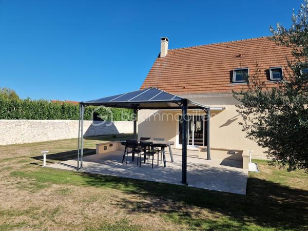 A seulement 10 min de la A13, magnifique propriété de 169 m², aux finitions impeccables, avec un très beau jardin, au calme absolu ! Cette maison construite en 2003 répond entièrement aux critères les plus demandés actuellement : calme, sans vis-à-vis et sans aucun travaux. On arrive, on pose ses valises !

Au rez-de-chaussée, une entrée ouverte sur un grand salon avec sa très belle cheminée et sa salle à manger, baignés d’une lumière traversante, permettent d’avoir un espace de vie de plus de 60m2. Sa grande cuisine ouverte, permettant de cuisiner aisément tout en restant en famille, a été entièrement refaite en 2025 et est complétée par une arrière-cuisine, servant également de buanderie. Pour plus de rangement, une autre entrée avec armoire donne côté garage (1 voiture), fermé par une ouverture motorisée.
Ce grand salon-salle à manger est ouvert sur une grande terrasse extérieure avec pergola pour des moments festifs en famille.
Un WC séparé ainsi qu’un bureau actuel (pouvant devenir une chambre) avec sa salle d’eau complète ce niveau.

A l’étage, vous trouverez un palier desservant 3 chambres dont une suite parentale avec sa salle d’eau et un coin dressing, ainsi qu’une salle de bain et un WC séparé.
Une autre autre grande pièce est accessible de la chambre parentale ou par un deuxième escalier situé dans l’arrière-cuisine, pouvant être une autre chambre ou un grand bureau pour les personnes en télétravail.

Le jardin joliment arboré et clos de mur est impeccable. Deux abris de jardin permettent de ranger les outils de jardinage. Une grande allée gravillonnée permet de garer un grand nombre de véhicules.

Les + :
- Tout à l’égout
- Volets roulants
- Portail motorisé
- Fibre
- Store banne

Le bien n’est pas soumis au régime de la copropriété. Il fait partie d’une ASL (Association Syndicale Libre) regroupant 5 propriétaires, créée uniquement pour la gestion de certains éléments communs, notamment l’éclairage et l’assurance. Cela représente environ 140 €/an de charges.

Ce bien est fait pour vous. Si vous souhaitez visiter, n’hésitez pas à me contacter.