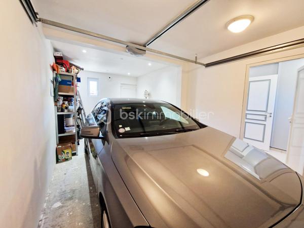 A seulement 10 min de la A13, magnifique propriété de 169 m², aux finitions impeccables, avec un très beau jardin, au calme absolu ! Cette maison construite en 2003 répond entièrement aux critères les plus demandés actuellement : calme, sans vis-à-vis et sans aucun travaux. On arrive, on pose ses valises !

Au rez-de-chaussée, une entrée ouverte sur un grand salon avec sa très belle cheminée et sa salle à manger, baignés d’une lumière traversante, permettent d’avoir un espace de vie de plus de 60m2. Sa grande cuisine ouverte, permettant de cuisiner aisément tout en restant en famille, a été entièrement refaite en 2025 et est complétée par une arrière-cuisine, servant également de buanderie. Pour plus de rangement, une autre entrée avec armoire donne côté garage (1 voiture), fermé par une ouverture motorisée.
Ce grand salon-salle à manger est ouvert sur une grande terrasse extérieure avec pergola pour des moments festifs en famille.
Un WC séparé ainsi qu’un bureau actuel (pouvant devenir une chambre) avec sa salle d’eau complète ce niveau.

A l’étage, vous trouverez un palier desservant 3 chambres dont une suite parentale avec sa salle d’eau et un coin dressing, ainsi qu’une salle de bain et un WC séparé.
Une autre autre grande pièce est accessible de la chambre parentale ou par un deuxième escalier situé dans l’arrière-cuisine, pouvant être une autre chambre ou un grand bureau pour les personnes en télétravail.

Le jardin joliment arboré et clos de mur est impeccable. Deux abris de jardin permettent de ranger les outils de jardinage. Une grande allée gravillonnée permet de garer un grand nombre de véhicules.

Les + :
- Tout à l’égout
- Volets roulants
- Portail motorisé
- Fibre
- Store banne

Le bien n’est pas soumis au régime de la copropriété. Il fait partie d’une ASL (Association Syndicale Libre) regroupant 5 propriétaires, créée uniquement pour la gestion de certains éléments communs, notamment l’éclairage et l’assurance. Cela représente environ 140 €/an de charges.

Ce bien est fait pour vous. Si vous souhaitez visiter, n’hésitez pas à me contacter.