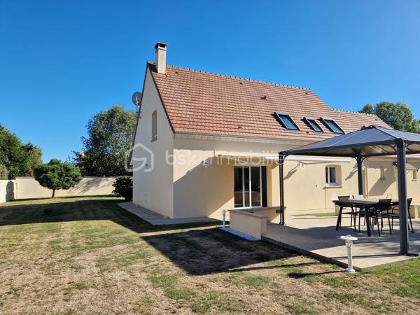 A seulement 10 min de la A13, magnifique propriété de 169 m², aux finitions impeccables, avec un très beau jardin, au calme absolu ! Cette maison construite en 2003 répond entièrement aux critères les plus demandés actuellement : calme, sans vis-à-vis et sans aucun travaux. On arrive, on pose ses valises !

Au rez-de-chaussée, une entrée ouverte sur un grand salon avec sa très belle cheminée et sa salle à manger, baignés d’une lumière traversante, permettent d’avoir un espace de vie de plus de 60m2. Sa grande cuisine ouverte, permettant de cuisiner aisément tout en restant en famille, a été entièrement refaite en 2025 et est complétée par une arrière-cuisine, servant également de buanderie. Pour plus de rangement, une autre entrée avec armoire donne côté garage (1 voiture), fermé par une ouverture motorisée.
Ce grand salon-salle à manger est ouvert sur une grande terrasse extérieure avec pergola pour des moments festifs en famille.
Un WC séparé ainsi qu’un bureau actuel (pouvant devenir une chambre) avec sa salle d’eau complète ce niveau.

A l’étage, vous trouverez un palier desservant 3 chambres dont une suite parentale avec sa salle d’eau et un coin dressing, ainsi qu’une salle de bain et un WC séparé.
Une autre autre grande pièce est accessible de la chambre parentale ou par un deuxième escalier situé dans l’arrière-cuisine, pouvant être une autre chambre ou un grand bureau pour les personnes en télétravail.

Le jardin joliment arboré et clos de mur est impeccable. Deux abris de jardin permettent de ranger les outils de jardinage. Une grande allée gravillonnée permet de garer un grand nombre de véhicules.

Les + :
- Tout à l’égout
- Volets roulants
- Portail motorisé
- Fibre
- Store banne

Le bien n’est pas soumis au régime de la copropriété. Il fait partie d’une ASL (Association Syndicale Libre) regroupant 5 propriétaires, créée uniquement pour la gestion de certains éléments communs, notamment l’éclairage et l’assurance. Cela représente environ 140 €/an de charges.

Ce bien est fait pour vous. Si vous souhaitez visiter, n’hésitez pas à me contacter.