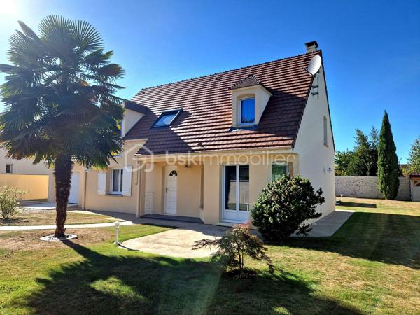 A seulement 10 min de la A13, magnifique propriété de 169 m², aux finitions impeccables, avec un très beau jardin, au calme absolu ! Cette maison construite en 2003 répond entièrement aux critères les plus demandés actuellement : calme, sans vis-à-vis et sans aucun travaux. On arrive, on pose ses valises !

Au rez-de-chaussée, une entrée ouverte sur un grand salon avec sa très belle cheminée et sa salle à manger, baignés d’une lumière traversante, permettent d’avoir un espace de vie de plus de 60m2. Sa grande cuisine ouverte, permettant de cuisiner aisément tout en restant en famille, a été entièrement refaite en 2025 et est complétée par une arrière-cuisine, servant également de buanderie. Pour plus de rangement, une autre entrée avec armoire donne côté garage (1 voiture), fermé par une ouverture motorisée.
Ce grand salon-salle à manger est ouvert sur une grande terrasse extérieure avec pergola pour des moments festifs en famille.
Un WC séparé ainsi qu’un bureau actuel (pouvant devenir une chambre) avec sa salle d’eau complète ce niveau.

A l’étage, vous trouverez un palier desservant 3 chambres dont une suite parentale avec sa salle d’eau et un coin dressing, ainsi qu’une salle de bain et un WC séparé.
Une autre autre grande pièce est accessible de la chambre parentale ou par un deuxième escalier situé dans l’arrière-cuisine, pouvant être une autre chambre ou un grand bureau pour les personnes en télétravail.

Le jardin joliment arboré et clos de mur est impeccable. Deux abris de jardin permettent de ranger les outils de jardinage. Une grande allée gravillonnée permet de garer un grand nombre de véhicules.

Les + :
- Tout à l’égout
- Volets roulants
- Portail motorisé
- Fibre
- Store banne

Le bien n’est pas soumis au régime de la copropriété. Il fait partie d’une ASL (Association Syndicale Libre) regroupant 5 propriétaires, créée uniquement pour la gestion de certains éléments communs, notamment l’éclairage et l’assurance. Cela représente environ 140 €/an de charges.

Ce bien est fait pour vous. Si vous souhaitez visiter, n’hésitez pas à me contacter.