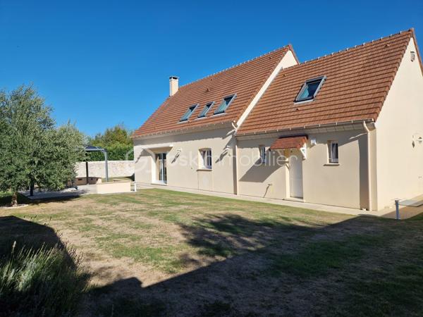 A seulement 10 min de la A13, magnifique propriété de 169 m², aux finitions impeccables, avec un très beau jardin, au calme absolu ! Cette maison construite en 2003 répond entièrement aux critères les plus demandés actuellement : calme, sans vis-à-vis et sans aucun travaux. On arrive, on pose ses valises !

Au rez-de-chaussée, une entrée ouverte sur un grand salon avec sa très belle cheminée et sa salle à manger, baignés d’une lumière traversante, permettent d’avoir un espace de vie de plus de 60m2. Sa grande cuisine ouverte, permettant de cuisiner aisément tout en restant en famille, a été entièrement refaite en 2025 et est complétée par une arrière-cuisine, servant également de buanderie. Pour plus de rangement, une autre entrée avec armoire donne côté garage (1 voiture), fermé par une ouverture motorisée.
Ce grand salon-salle à manger est ouvert sur une grande terrasse extérieure avec pergola pour des moments festifs en famille.
Un WC séparé ainsi qu’un bureau actuel (pouvant devenir une chambre) avec sa salle d’eau complète ce niveau.

A l’étage, vous trouverez un palier desservant 3 chambres dont une suite parentale avec sa salle d’eau et un coin dressing, ainsi qu’une salle de bain et un WC séparé.
Une autre autre grande pièce est accessible de la chambre parentale ou par un deuxième escalier situé dans l’arrière-cuisine, pouvant être une autre chambre ou un grand bureau pour les personnes en télétravail.

Le jardin joliment arboré et clos de mur est impeccable. Deux abris de jardin permettent de ranger les outils de jardinage. Une grande allée gravillonnée permet de garer un grand nombre de véhicules.

Les + :
- Tout à l’égout
- Volets roulants
- Portail motorisé
- Fibre
- Store banne

Le bien n’est pas soumis au régime de la copropriété. Il fait partie d’une ASL (Association Syndicale Libre) regroupant 5 propriétaires, créée uniquement pour la gestion de certains éléments communs, notamment l’éclairage et l’assurance. Cela représente environ 140 €/an de charges.

Ce bien est fait pour vous. Si vous souhaitez visiter, n’hésitez pas à me contacter.