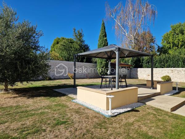 A seulement 10 min de la A13, magnifique propriété de 169 m², aux finitions impeccables, avec un très beau jardin, au calme absolu ! Cette maison construite en 2003 répond entièrement aux critères les plus demandés actuellement : calme, sans vis-à-vis et sans aucun travaux. On arrive, on pose ses valises !

Au rez-de-chaussée, une entrée ouverte sur un grand salon avec sa très belle cheminée et sa salle à manger, baignés d’une lumière traversante, permettent d’avoir un espace de vie de plus de 60m2. Sa grande cuisine ouverte, permettant de cuisiner aisément tout en restant en famille, a été entièrement refaite en 2025 et est complétée par une arrière-cuisine, servant également de buanderie. Pour plus de rangement, une autre entrée avec armoire donne côté garage (1 voiture), fermé par une ouverture motorisée.
Ce grand salon-salle à manger est ouvert sur une grande terrasse extérieure avec pergola pour des moments festifs en famille.
Un WC séparé ainsi qu’un bureau actuel (pouvant devenir une chambre) avec sa salle d’eau complète ce niveau.

A l’étage, vous trouverez un palier desservant 3 chambres dont une suite parentale avec sa salle d’eau et un coin dressing, ainsi qu’une salle de bain et un WC séparé.
Une autre autre grande pièce est accessible de la chambre parentale ou par un deuxième escalier situé dans l’arrière-cuisine, pouvant être une autre chambre ou un grand bureau pour les personnes en télétravail.

Le jardin joliment arboré et clos de mur est impeccable. Deux abris de jardin permettent de ranger les outils de jardinage. Une grande allée gravillonnée permet de garer un grand nombre de véhicules.

Les + :
- Tout à l’égout
- Volets roulants
- Portail motorisé
- Fibre
- Store banne

Le bien n’est pas soumis au régime de la copropriété. Il fait partie d’une ASL (Association Syndicale Libre) regroupant 5 propriétaires, créée uniquement pour la gestion de certains éléments communs, notamment l’éclairage et l’assurance. Cela représente environ 140 €/an de charges.

Ce bien est fait pour vous. Si vous souhaitez visiter, n’hésitez pas à me contacter.