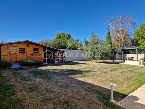 A seulement 10 min de la A13, magnifique propriété de 169 m², aux finitions impeccables, avec un très beau jardin, au calme absolu ! Cette maison construite en 2003 répond entièrement aux critères les plus demandés actuellement : calme, sans vis-à-vis et sans aucun travaux. On arrive, on pose ses valises !

Au rez-de-chaussée, une entrée ouverte sur un grand salon avec sa très belle cheminée et sa salle à manger, baignés d’une lumière traversante, permettent d’avoir un espace de vie de plus de 60m2. Sa grande cuisine ouverte, permettant de cuisiner aisément tout en restant en famille, a été entièrement refaite en 2025 et est complétée par une arrière-cuisine, servant également de buanderie. Pour plus de rangement, une autre entrée avec armoire donne côté garage (1 voiture), fermé par une ouverture motorisée.
Ce grand salon-salle à manger est ouvert sur une grande terrasse extérieure avec pergola pour des moments festifs en famille.
Un WC séparé ainsi qu’un bureau actuel (pouvant devenir une chambre) avec sa salle d’eau complète ce niveau.

A l’étage, vous trouverez un palier desservant 3 chambres dont une suite parentale avec sa salle d’eau et un coin dressing, ainsi qu’une salle de bain et un WC séparé.
Une autre autre grande pièce est accessible de la chambre parentale ou par un deuxième escalier situé dans l’arrière-cuisine, pouvant être une autre chambre ou un grand bureau pour les personnes en télétravail.

Le jardin joliment arboré et clos de mur est impeccable. Deux abris de jardin permettent de ranger les outils de jardinage. Une grande allée gravillonnée permet de garer un grand nombre de véhicules.

Les + :
- Tout à l’égout
- Volets roulants
- Portail motorisé
- Fibre
- Store banne

Le bien n’est pas soumis au régime de la copropriété. Il fait partie d’une ASL (Association Syndicale Libre) regroupant 5 propriétaires, créée uniquement pour la gestion de certains éléments communs, notamment l’éclairage et l’assurance. Cela représente environ 140 €/an de charges.

Ce bien est fait pour vous. Si vous souhaitez visiter, n’hésitez pas à me contacter.