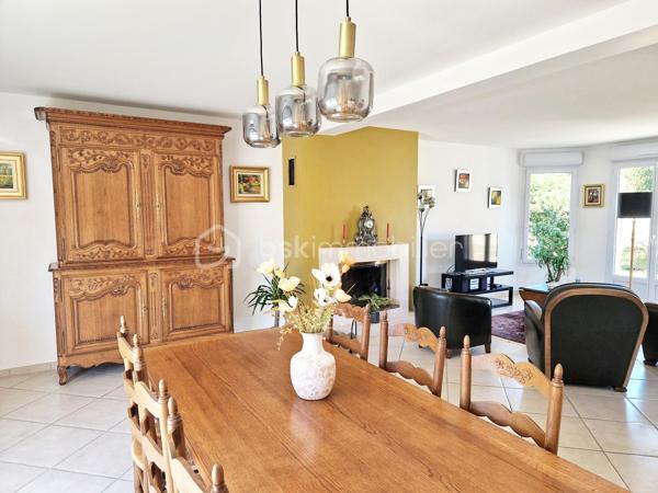 A seulement 10 min de la A13, magnifique propriété de 169 m², aux finitions impeccables, avec un très beau jardin, au calme absolu ! Cette maison construite en 2003 répond entièrement aux critères les plus demandés actuellement : calme, sans vis-à-vis et sans aucun travaux. On arrive, on pose ses valises !

Au rez-de-chaussée, une entrée ouverte sur un grand salon avec sa très belle cheminée et sa salle à manger, baignés d’une lumière traversante, permettent d’avoir un espace de vie de plus de 60m2. Sa grande cuisine ouverte, permettant de cuisiner aisément tout en restant en famille, a été entièrement refaite en 2025 et est complétée par une arrière-cuisine, servant également de buanderie. Pour plus de rangement, une autre entrée avec armoire donne côté garage (1 voiture), fermé par une ouverture motorisée.
Ce grand salon-salle à manger est ouvert sur une grande terrasse extérieure avec pergola pour des moments festifs en famille.
Un WC séparé ainsi qu’un bureau actuel (pouvant devenir une chambre) avec sa salle d’eau complète ce niveau.

A l’étage, vous trouverez un palier desservant 3 chambres dont une suite parentale avec sa salle d’eau et un coin dressing, ainsi qu’une salle de bain et un WC séparé.
Une autre autre grande pièce est accessible de la chambre parentale ou par un deuxième escalier situé dans l’arrière-cuisine, pouvant être une autre chambre ou un grand bureau pour les personnes en télétravail.

Le jardin joliment arboré et clos de mur est impeccable. Deux abris de jardin permettent de ranger les outils de jardinage. Une grande allée gravillonnée permet de garer un grand nombre de véhicules.

Les + :
- Tout à l’égout
- Volets roulants
- Portail motorisé
- Fibre
- Store banne

Le bien n’est pas soumis au régime de la copropriété. Il fait partie d’une ASL (Association Syndicale Libre) regroupant 5 propriétaires, créée uniquement pour la gestion de certains éléments communs, notamment l’éclairage et l’assurance. Cela représente environ 140 €/an de charges.

Ce bien est fait pour vous. Si vous souhaitez visiter, n’hésitez pas à me contacter.