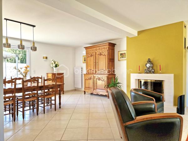 A seulement 10 min de la A13, magnifique propriété de 169 m², aux finitions impeccables, avec un très beau jardin, au calme absolu ! Cette maison construite en 2003 répond entièrement aux critères les plus demandés actuellement : calme, sans vis-à-vis et sans aucun travaux. On arrive, on pose ses valises !

Au rez-de-chaussée, une entrée ouverte sur un grand salon avec sa très belle cheminée et sa salle à manger, baignés d’une lumière traversante, permettent d’avoir un espace de vie de plus de 60m2. Sa grande cuisine ouverte, permettant de cuisiner aisément tout en restant en famille, a été entièrement refaite en 2025 et est complétée par une arrière-cuisine, servant également de buanderie. Pour plus de rangement, une autre entrée avec armoire donne côté garage (1 voiture), fermé par une ouverture motorisée.
Ce grand salon-salle à manger est ouvert sur une grande terrasse extérieure avec pergola pour des moments festifs en famille.
Un WC séparé ainsi qu’un bureau actuel (pouvant devenir une chambre) avec sa salle d’eau complète ce niveau.

A l’étage, vous trouverez un palier desservant 3 chambres dont une suite parentale avec sa salle d’eau et un coin dressing, ainsi qu’une salle de bain et un WC séparé.
Une autre autre grande pièce est accessible de la chambre parentale ou par un deuxième escalier situé dans l’arrière-cuisine, pouvant être une autre chambre ou un grand bureau pour les personnes en télétravail.

Le jardin joliment arboré et clos de mur est impeccable. Deux abris de jardin permettent de ranger les outils de jardinage. Une grande allée gravillonnée permet de garer un grand nombre de véhicules.

Les + :
- Tout à l’égout
- Volets roulants
- Portail motorisé
- Fibre
- Store banne

Le bien n’est pas soumis au régime de la copropriété. Il fait partie d’une ASL (Association Syndicale Libre) regroupant 5 propriétaires, créée uniquement pour la gestion de certains éléments communs, notamment l’éclairage et l’assurance. Cela représente environ 140 €/an de charges.

Ce bien est fait pour vous. Si vous souhaitez visiter, n’hésitez pas à me contacter.