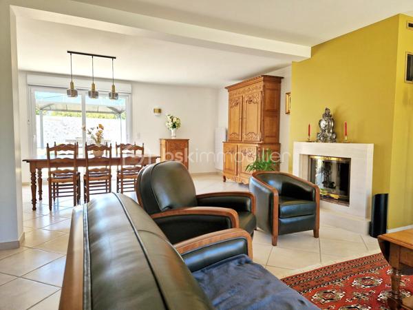 A seulement 10 min de la A13, magnifique propriété de 169 m², aux finitions impeccables, avec un très beau jardin, au calme absolu ! Cette maison construite en 2003 répond entièrement aux critères les plus demandés actuellement : calme, sans vis-à-vis et sans aucun travaux. On arrive, on pose ses valises !

Au rez-de-chaussée, une entrée ouverte sur un grand salon avec sa très belle cheminée et sa salle à manger, baignés d’une lumière traversante, permettent d’avoir un espace de vie de plus de 60m2. Sa grande cuisine ouverte, permettant de cuisiner aisément tout en restant en famille, a été entièrement refaite en 2025 et est complétée par une arrière-cuisine, servant également de buanderie. Pour plus de rangement, une autre entrée avec armoire donne côté garage (1 voiture), fermé par une ouverture motorisée.
Ce grand salon-salle à manger est ouvert sur une grande terrasse extérieure avec pergola pour des moments festifs en famille.
Un WC séparé ainsi qu’un bureau actuel (pouvant devenir une chambre) avec sa salle d’eau complète ce niveau.

A l’étage, vous trouverez un palier desservant 3 chambres dont une suite parentale avec sa salle d’eau et un coin dressing, ainsi qu’une salle de bain et un WC séparé.
Une autre autre grande pièce est accessible de la chambre parentale ou par un deuxième escalier situé dans l’arrière-cuisine, pouvant être une autre chambre ou un grand bureau pour les personnes en télétravail.

Le jardin joliment arboré et clos de mur est impeccable. Deux abris de jardin permettent de ranger les outils de jardinage. Une grande allée gravillonnée permet de garer un grand nombre de véhicules.

Les + :
- Tout à l’égout
- Volets roulants
- Portail motorisé
- Fibre
- Store banne

Le bien n’est pas soumis au régime de la copropriété. Il fait partie d’une ASL (Association Syndicale Libre) regroupant 5 propriétaires, créée uniquement pour la gestion de certains éléments communs, notamment l’éclairage et l’assurance. Cela représente environ 140 €/an de charges.

Ce bien est fait pour vous. Si vous souhaitez visiter, n’hésitez pas à me contacter.