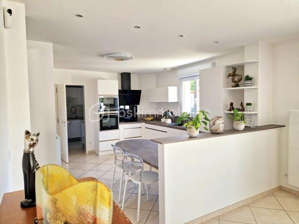 A seulement 10 min de la A13, magnifique propriété de 169 m², aux finitions impeccables, avec un très beau jardin, au calme absolu ! Cette maison construite en 2003 répond entièrement aux critères les plus demandés actuellement : calme, sans vis-à-vis et sans aucun travaux. On arrive, on pose ses valises !

Au rez-de-chaussée, une entrée ouverte sur un grand salon avec sa très belle cheminée et sa salle à manger, baignés d’une lumière traversante, permettent d’avoir un espace de vie de plus de 60m2. Sa grande cuisine ouverte, permettant de cuisiner aisément tout en restant en famille, a été entièrement refaite en 2025 et est complétée par une arrière-cuisine, servant également de buanderie. Pour plus de rangement, une autre entrée avec armoire donne côté garage (1 voiture), fermé par une ouverture motorisée.
Ce grand salon-salle à manger est ouvert sur une grande terrasse extérieure avec pergola pour des moments festifs en famille.
Un WC séparé ainsi qu’un bureau actuel (pouvant devenir une chambre) avec sa salle d’eau complète ce niveau.

A l’étage, vous trouverez un palier desservant 3 chambres dont une suite parentale avec sa salle d’eau et un coin dressing, ainsi qu’une salle de bain et un WC séparé.
Une autre autre grande pièce est accessible de la chambre parentale ou par un deuxième escalier situé dans l’arrière-cuisine, pouvant être une autre chambre ou un grand bureau pour les personnes en télétravail.

Le jardin joliment arboré et clos de mur est impeccable. Deux abris de jardin permettent de ranger les outils de jardinage. Une grande allée gravillonnée permet de garer un grand nombre de véhicules.

Les + :
- Tout à l’égout
- Volets roulants
- Portail motorisé
- Fibre
- Store banne

Le bien n’est pas soumis au régime de la copropriété. Il fait partie d’une ASL (Association Syndicale Libre) regroupant 5 propriétaires, créée uniquement pour la gestion de certains éléments communs, notamment l’éclairage et l’assurance. Cela représente environ 140 €/an de charges.

Ce bien est fait pour vous. Si vous souhaitez visiter, n’hésitez pas à me contacter.