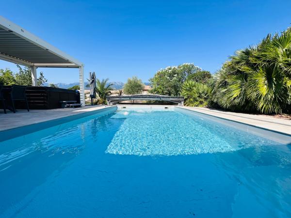 Villa 174m² – 3 chambres + dépendance – Piscine – Vue montagne