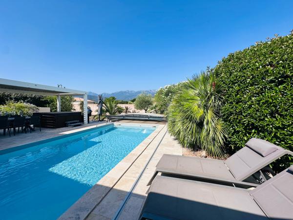 Villa 174m² – 3 chambres + dépendance – Piscine – Vue montagne