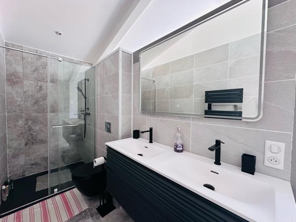Villa 174m² – 3 chambres + dépendance – Piscine – Vue montagne