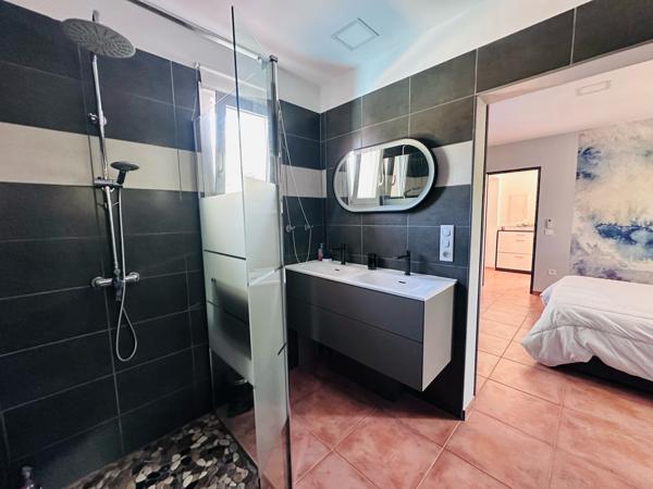 Villa 174m² – 3 chambres + dépendance – Piscine – Vue montagne