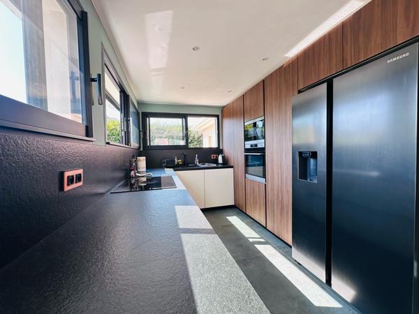 Villa 174m² – 3 chambres + dépendance – Piscine – Vue montagne