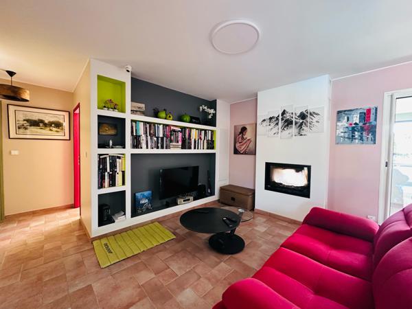 Villa 174m² – 3 chambres + dépendance – Piscine – Vue montagne