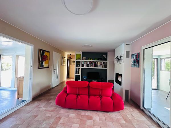 Villa 174m² – 3 chambres + dépendance – Piscine – Vue montagne