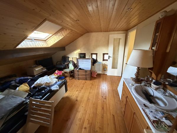 Maison
                                                                                                                                                                                                                                                                                                                        8 pièce(s)                                                                                                                                                                                                          6 chambre(s)                                                                                                                                                                                                          177  m²
