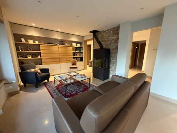 Maison
                                                                                                                                                                                                                                                                                                                        8 pièce(s)                                                                                                                                                                                                          6 chambre(s)                                                                                                                                                                                                          177  m²