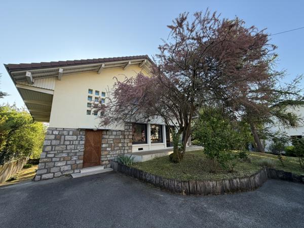 Maison
                                                                                                                                                                                                                                                                                                                        8 pièce(s)                                                                                                                                                                                                          6 chambre(s)                                                                                                                                                                                                          177  m²