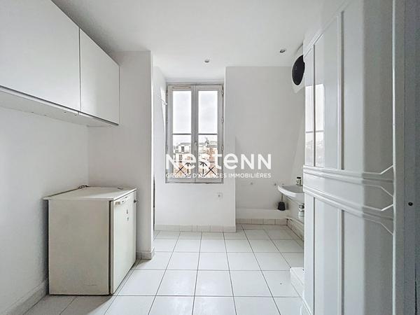 SOUS OFFRE - Paris 17 : chambre de service de 9,10m², DPE C, ascenseur - idéal investisseur !