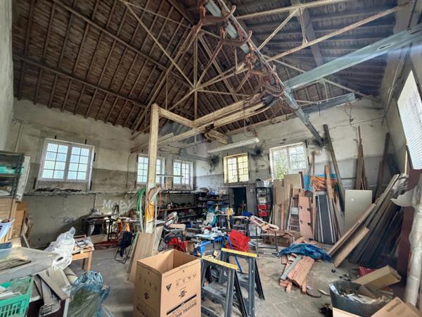 EXCLUSIVITÉ - ENTREPOT / HANGAR / BUREAUX - CARHAIX PLOUGUER (29)