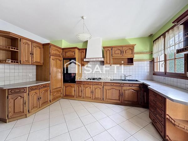 3 chambres + dépendances et terrain.