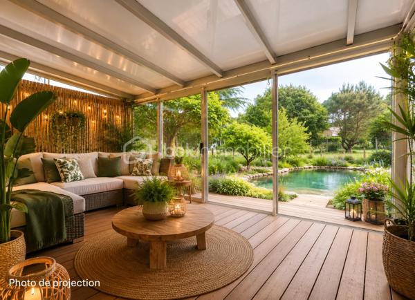 Et si vous regardiez cette maison, non seulement telle qu’elle est aujourd’hui, mais surtout telle qu’elle pourrait devenir ?

Située dans un quartier calme et recherché de Lit-et-Mixe, cette maison de 73 m² sur un terrain de 958 m², offre un véritable potentiel pour créer un intérieur chaleureux, moderne et entièrement à votre image.

Elle se compose notamment d’un espace salon-séjour avec cheminée, d’une cuisine, d’une véranda et de deux chambres. Une annexe qui sert actuellement de buanderie, offre également la possibilité d’imaginer une pièce supplémentaire : chambre d’appoint, bureau, atelier ou espace indépendant.

La maison nécessite une rénovation et une remise au goût du jour : j'ai choisis de ne pas le cacher. Mais ses volumes, sa luminosité, sa cheminée et son jardin arboré constituent une jolie base pour créer rapidement un petit cocon douillet au cœur des Landes.

Pour vous aider à vous projeter, certaines photographies présentent des suggestions d’aménagement intérieur et extérieur réalisées à titre illustratif. Elles permettent d’imaginer la maison avec une décoration plus contemporaine, une terrasse conviviale et un jardin au charme champêtre. Ces visuels sont non contractuels et les aménagements représentés ne sont pas existants.

Vous profiterez d’un environnement paisible, à proximité du centre de Lit-et-Mixe et à environ dix minutes des plages de Contis et du Cap de l’Homy.

Cette maison conviendra particulièrement aux acquéreurs qui recherchent un bien avec du potentiel, proche de l’océan, et souhaitent façonner leur futur lieu de vie selon leurs envies.

Vous cherchez une maison à rénover à Lit-et-Mixe, entre village, forêt landaise et plages océanes ? Contactez-moi pour organiser une visite et découvrir toutes les possibilités offertes par ce bien.