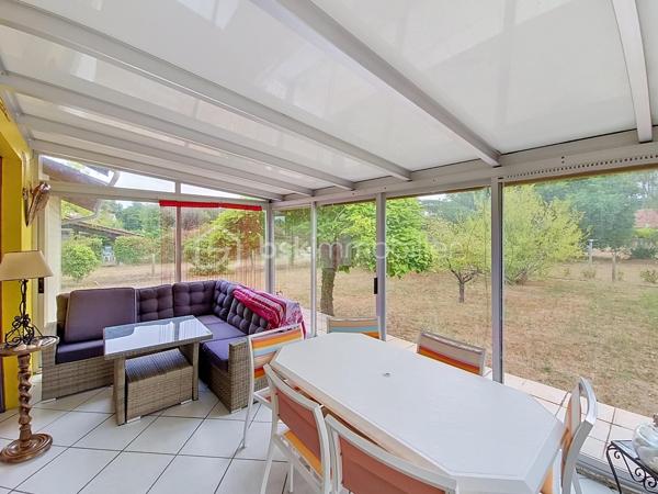 Et si vous regardiez cette maison, non seulement telle qu’elle est aujourd’hui, mais surtout telle qu’elle pourrait devenir ?

Située dans un quartier calme et recherché de Lit-et-Mixe, cette maison de 73 m² sur un terrain de 958 m², offre un véritable potentiel pour créer un intérieur chaleureux, moderne et entièrement à votre image.

Elle se compose notamment d’un espace salon-séjour avec cheminée, d’une cuisine, d’une véranda et de deux chambres. Une annexe qui sert actuellement de buanderie, offre également la possibilité d’imaginer une pièce supplémentaire : chambre d’appoint, bureau, atelier ou espace indépendant.

La maison nécessite une rénovation et une remise au goût du jour : j'ai choisis de ne pas le cacher. Mais ses volumes, sa luminosité, sa cheminée et son jardin arboré constituent une jolie base pour créer rapidement un petit cocon douillet au cœur des Landes.

Pour vous aider à vous projeter, certaines photographies présentent des suggestions d’aménagement intérieur et extérieur réalisées à titre illustratif. Elles permettent d’imaginer la maison avec une décoration plus contemporaine, une terrasse conviviale et un jardin au charme champêtre. Ces visuels sont non contractuels et les aménagements représentés ne sont pas existants.

Vous profiterez d’un environnement paisible, à proximité du centre de Lit-et-Mixe et à environ dix minutes des plages de Contis et du Cap de l’Homy.

Cette maison conviendra particulièrement aux acquéreurs qui recherchent un bien avec du potentiel, proche de l’océan, et souhaitent façonner leur futur lieu de vie selon leurs envies.

Vous cherchez une maison à rénover à Lit-et-Mixe, entre village, forêt landaise et plages océanes ? Contactez-moi pour organiser une visite et découvrir toutes les possibilités offertes par ce bien.
