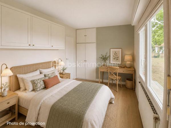 Et si vous regardiez cette maison, non seulement telle qu’elle est aujourd’hui, mais surtout telle qu’elle pourrait devenir ?

Située dans un quartier calme et recherché de Lit-et-Mixe, cette maison de 73 m² sur un terrain de 958 m², offre un véritable potentiel pour créer un intérieur chaleureux, moderne et entièrement à votre image.

Elle se compose notamment d’un espace salon-séjour avec cheminée, d’une cuisine, d’une véranda et de deux chambres. Une annexe qui sert actuellement de buanderie, offre également la possibilité d’imaginer une pièce supplémentaire : chambre d’appoint, bureau, atelier ou espace indépendant.

La maison nécessite une rénovation et une remise au goût du jour : j'ai choisis de ne pas le cacher. Mais ses volumes, sa luminosité, sa cheminée et son jardin arboré constituent une jolie base pour créer rapidement un petit cocon douillet au cœur des Landes.

Pour vous aider à vous projeter, certaines photographies présentent des suggestions d’aménagement intérieur et extérieur réalisées à titre illustratif. Elles permettent d’imaginer la maison avec une décoration plus contemporaine, une terrasse conviviale et un jardin au charme champêtre. Ces visuels sont non contractuels et les aménagements représentés ne sont pas existants.

Vous profiterez d’un environnement paisible, à proximité du centre de Lit-et-Mixe et à environ dix minutes des plages de Contis et du Cap de l’Homy.

Cette maison conviendra particulièrement aux acquéreurs qui recherchent un bien avec du potentiel, proche de l’océan, et souhaitent façonner leur futur lieu de vie selon leurs envies.

Vous cherchez une maison à rénover à Lit-et-Mixe, entre village, forêt landaise et plages océanes ? Contactez-moi pour organiser une visite et découvrir toutes les possibilités offertes par ce bien.