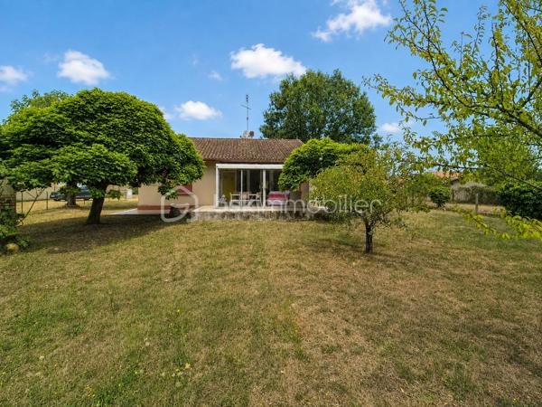 Et si vous regardiez cette maison, non seulement telle qu’elle est aujourd’hui, mais surtout telle qu’elle pourrait devenir ?

Située dans un quartier calme et recherché de Lit-et-Mixe, cette maison de 73 m² sur un terrain de 958 m², offre un véritable potentiel pour créer un intérieur chaleureux, moderne et entièrement à votre image.

Elle se compose notamment d’un espace salon-séjour avec cheminée, d’une cuisine, d’une véranda et de deux chambres. Une annexe qui sert actuellement de buanderie, offre également la possibilité d’imaginer une pièce supplémentaire : chambre d’appoint, bureau, atelier ou espace indépendant.

La maison nécessite une rénovation et une remise au goût du jour : j'ai choisis de ne pas le cacher. Mais ses volumes, sa luminosité, sa cheminée et son jardin arboré constituent une jolie base pour créer rapidement un petit cocon douillet au cœur des Landes.

Pour vous aider à vous projeter, certaines photographies présentent des suggestions d’aménagement intérieur et extérieur réalisées à titre illustratif. Elles permettent d’imaginer la maison avec une décoration plus contemporaine, une terrasse conviviale et un jardin au charme champêtre. Ces visuels sont non contractuels et les aménagements représentés ne sont pas existants.

Vous profiterez d’un environnement paisible, à proximité du centre de Lit-et-Mixe et à environ dix minutes des plages de Contis et du Cap de l’Homy.

Cette maison conviendra particulièrement aux acquéreurs qui recherchent un bien avec du potentiel, proche de l’océan, et souhaitent façonner leur futur lieu de vie selon leurs envies.

Vous cherchez une maison à rénover à Lit-et-Mixe, entre village, forêt landaise et plages océanes ? Contactez-moi pour organiser une visite et découvrir toutes les possibilités offertes par ce bien.