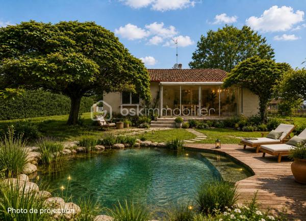 Et si vous regardiez cette maison, non seulement telle qu’elle est aujourd’hui, mais surtout telle qu’elle pourrait devenir ?

Située dans un quartier calme et recherché de Lit-et-Mixe, cette maison de 73 m² sur un terrain de 958 m², offre un véritable potentiel pour créer un intérieur chaleureux, moderne et entièrement à votre image.

Elle se compose notamment d’un espace salon-séjour avec cheminée, d’une cuisine, d’une véranda et de deux chambres. Une annexe qui sert actuellement de buanderie, offre également la possibilité d’imaginer une pièce supplémentaire : chambre d’appoint, bureau, atelier ou espace indépendant.

La maison nécessite une rénovation et une remise au goût du jour : j'ai choisis de ne pas le cacher. Mais ses volumes, sa luminosité, sa cheminée et son jardin arboré constituent une jolie base pour créer rapidement un petit cocon douillet au cœur des Landes.

Pour vous aider à vous projeter, certaines photographies présentent des suggestions d’aménagement intérieur et extérieur réalisées à titre illustratif. Elles permettent d’imaginer la maison avec une décoration plus contemporaine, une terrasse conviviale et un jardin au charme champêtre. Ces visuels sont non contractuels et les aménagements représentés ne sont pas existants.

Vous profiterez d’un environnement paisible, à proximité du centre de Lit-et-Mixe et à environ dix minutes des plages de Contis et du Cap de l’Homy.

Cette maison conviendra particulièrement aux acquéreurs qui recherchent un bien avec du potentiel, proche de l’océan, et souhaitent façonner leur futur lieu de vie selon leurs envies.

Vous cherchez une maison à rénover à Lit-et-Mixe, entre village, forêt landaise et plages océanes ? Contactez-moi pour organiser une visite et découvrir toutes les possibilités offertes par ce bien.