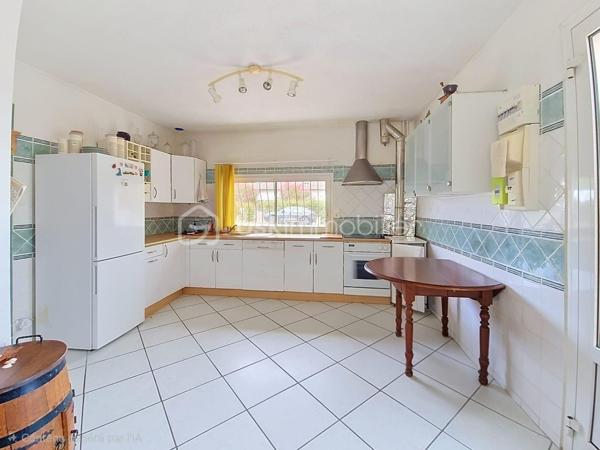 Et si vous regardiez cette maison, non seulement telle qu’elle est aujourd’hui, mais surtout telle qu’elle pourrait devenir ?

Située dans un quartier calme et recherché de Lit-et-Mixe, cette maison de 73 m² sur un terrain de 958 m², offre un véritable potentiel pour créer un intérieur chaleureux, moderne et entièrement à votre image.

Elle se compose notamment d’un espace salon-séjour avec cheminée, d’une cuisine, d’une véranda et de deux chambres. Une annexe qui sert actuellement de buanderie, offre également la possibilité d’imaginer une pièce supplémentaire : chambre d’appoint, bureau, atelier ou espace indépendant.

La maison nécessite une rénovation et une remise au goût du jour : j'ai choisis de ne pas le cacher. Mais ses volumes, sa luminosité, sa cheminée et son jardin arboré constituent une jolie base pour créer rapidement un petit cocon douillet au cœur des Landes.

Pour vous aider à vous projeter, certaines photographies présentent des suggestions d’aménagement intérieur et extérieur réalisées à titre illustratif. Elles permettent d’imaginer la maison avec une décoration plus contemporaine, une terrasse conviviale et un jardin au charme champêtre. Ces visuels sont non contractuels et les aménagements représentés ne sont pas existants.

Vous profiterez d’un environnement paisible, à proximité du centre de Lit-et-Mixe et à environ dix minutes des plages de Contis et du Cap de l’Homy.

Cette maison conviendra particulièrement aux acquéreurs qui recherchent un bien avec du potentiel, proche de l’océan, et souhaitent façonner leur futur lieu de vie selon leurs envies.

Vous cherchez une maison à rénover à Lit-et-Mixe, entre village, forêt landaise et plages océanes ? Contactez-moi pour organiser une visite et découvrir toutes les possibilités offertes par ce bien.