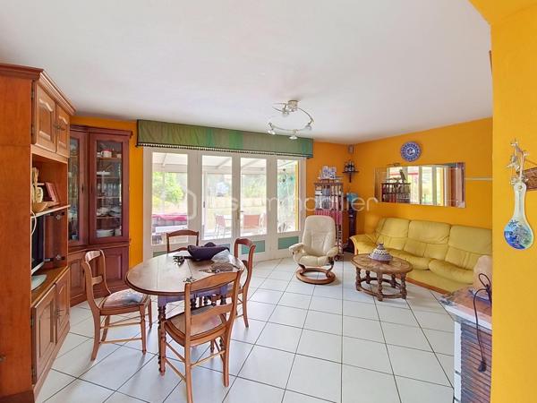 Et si vous regardiez cette maison, non seulement telle qu’elle est aujourd’hui, mais surtout telle qu’elle pourrait devenir ?

Située dans un quartier calme et recherché de Lit-et-Mixe, cette maison de 73 m² sur un terrain de 958 m², offre un véritable potentiel pour créer un intérieur chaleureux, moderne et entièrement à votre image.

Elle se compose notamment d’un espace salon-séjour avec cheminée, d’une cuisine, d’une véranda et de deux chambres. Une annexe qui sert actuellement de buanderie, offre également la possibilité d’imaginer une pièce supplémentaire : chambre d’appoint, bureau, atelier ou espace indépendant.

La maison nécessite une rénovation et une remise au goût du jour : j'ai choisis de ne pas le cacher. Mais ses volumes, sa luminosité, sa cheminée et son jardin arboré constituent une jolie base pour créer rapidement un petit cocon douillet au cœur des Landes.

Pour vous aider à vous projeter, certaines photographies présentent des suggestions d’aménagement intérieur et extérieur réalisées à titre illustratif. Elles permettent d’imaginer la maison avec une décoration plus contemporaine, une terrasse conviviale et un jardin au charme champêtre. Ces visuels sont non contractuels et les aménagements représentés ne sont pas existants.

Vous profiterez d’un environnement paisible, à proximité du centre de Lit-et-Mixe et à environ dix minutes des plages de Contis et du Cap de l’Homy.

Cette maison conviendra particulièrement aux acquéreurs qui recherchent un bien avec du potentiel, proche de l’océan, et souhaitent façonner leur futur lieu de vie selon leurs envies.

Vous cherchez une maison à rénover à Lit-et-Mixe, entre village, forêt landaise et plages océanes ? Contactez-moi pour organiser une visite et découvrir toutes les possibilités offertes par ce bien.