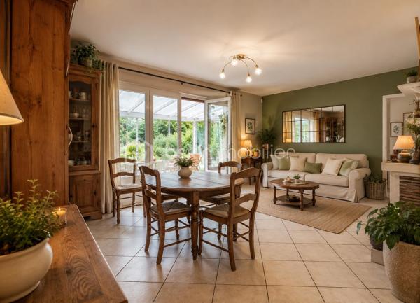 Et si vous regardiez cette maison, non seulement telle qu’elle est aujourd’hui, mais surtout telle qu’elle pourrait devenir ?

Située dans un quartier calme et recherché de Lit-et-Mixe, cette maison de 73 m² sur un terrain de 958 m², offre un véritable potentiel pour créer un intérieur chaleureux, moderne et entièrement à votre image.

Elle se compose notamment d’un espace salon-séjour avec cheminée, d’une cuisine, d’une véranda et de deux chambres. Une annexe qui sert actuellement de buanderie, offre également la possibilité d’imaginer une pièce supplémentaire : chambre d’appoint, bureau, atelier ou espace indépendant.

La maison nécessite une rénovation et une remise au goût du jour : j'ai choisis de ne pas le cacher. Mais ses volumes, sa luminosité, sa cheminée et son jardin arboré constituent une jolie base pour créer rapidement un petit cocon douillet au cœur des Landes.

Pour vous aider à vous projeter, certaines photographies présentent des suggestions d’aménagement intérieur et extérieur réalisées à titre illustratif. Elles permettent d’imaginer la maison avec une décoration plus contemporaine, une terrasse conviviale et un jardin au charme champêtre. Ces visuels sont non contractuels et les aménagements représentés ne sont pas existants.

Vous profiterez d’un environnement paisible, à proximité du centre de Lit-et-Mixe et à environ dix minutes des plages de Contis et du Cap de l’Homy.

Cette maison conviendra particulièrement aux acquéreurs qui recherchent un bien avec du potentiel, proche de l’océan, et souhaitent façonner leur futur lieu de vie selon leurs envies.

Vous cherchez une maison à rénover à Lit-et-Mixe, entre village, forêt landaise et plages océanes ? Contactez-moi pour organiser une visite et découvrir toutes les possibilités offertes par ce bien.
