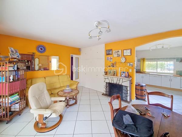 Et si vous regardiez cette maison, non seulement telle qu’elle est aujourd’hui, mais surtout telle qu’elle pourrait devenir ?

Située dans un quartier calme et recherché de Lit-et-Mixe, cette maison de 73 m² sur un terrain de 958 m², offre un véritable potentiel pour créer un intérieur chaleureux, moderne et entièrement à votre image.

Elle se compose notamment d’un espace salon-séjour avec cheminée, d’une cuisine, d’une véranda et de deux chambres. Une annexe qui sert actuellement de buanderie, offre également la possibilité d’imaginer une pièce supplémentaire : chambre d’appoint, bureau, atelier ou espace indépendant.

La maison nécessite une rénovation et une remise au goût du jour : j'ai choisis de ne pas le cacher. Mais ses volumes, sa luminosité, sa cheminée et son jardin arboré constituent une jolie base pour créer rapidement un petit cocon douillet au cœur des Landes.

Pour vous aider à vous projeter, certaines photographies présentent des suggestions d’aménagement intérieur et extérieur réalisées à titre illustratif. Elles permettent d’imaginer la maison avec une décoration plus contemporaine, une terrasse conviviale et un jardin au charme champêtre. Ces visuels sont non contractuels et les aménagements représentés ne sont pas existants.

Vous profiterez d’un environnement paisible, à proximité du centre de Lit-et-Mixe et à environ dix minutes des plages de Contis et du Cap de l’Homy.

Cette maison conviendra particulièrement aux acquéreurs qui recherchent un bien avec du potentiel, proche de l’océan, et souhaitent façonner leur futur lieu de vie selon leurs envies.

Vous cherchez une maison à rénover à Lit-et-Mixe, entre village, forêt landaise et plages océanes ? Contactez-moi pour organiser une visite et découvrir toutes les possibilités offertes par ce bien.