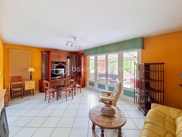 Et si vous regardiez cette maison, non seulement telle qu’elle est aujourd’hui, mais surtout telle qu’elle pourrait devenir ?

Située dans un quartier calme et recherché de Lit-et-Mixe, cette maison de 73 m² sur un terrain de 958 m², offre un véritable potentiel pour créer un intérieur chaleureux, moderne et entièrement à votre image.

Elle se compose notamment d’un espace salon-séjour avec cheminée, d’une cuisine, d’une véranda et de deux chambres. Une annexe qui sert actuellement de buanderie, offre également la possibilité d’imaginer une pièce supplémentaire : chambre d’appoint, bureau, atelier ou espace indépendant.

La maison nécessite une rénovation et une remise au goût du jour : j'ai choisis de ne pas le cacher. Mais ses volumes, sa luminosité, sa cheminée et son jardin arboré constituent une jolie base pour créer rapidement un petit cocon douillet au cœur des Landes.

Pour vous aider à vous projeter, certaines photographies présentent des suggestions d’aménagement intérieur et extérieur réalisées à titre illustratif. Elles permettent d’imaginer la maison avec une décoration plus contemporaine, une terrasse conviviale et un jardin au charme champêtre. Ces visuels sont non contractuels et les aménagements représentés ne sont pas existants.

Vous profiterez d’un environnement paisible, à proximité du centre de Lit-et-Mixe et à environ dix minutes des plages de Contis et du Cap de l’Homy.

Cette maison conviendra particulièrement aux acquéreurs qui recherchent un bien avec du potentiel, proche de l’océan, et souhaitent façonner leur futur lieu de vie selon leurs envies.

Vous cherchez une maison à rénover à Lit-et-Mixe, entre village, forêt landaise et plages océanes ? Contactez-moi pour organiser une visite et découvrir toutes les possibilités offertes par ce bien.