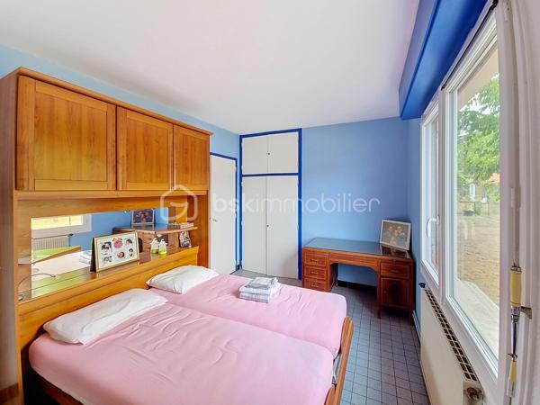 Et si vous regardiez cette maison, non seulement telle qu’elle est aujourd’hui, mais surtout telle qu’elle pourrait devenir ?

Située dans un quartier calme et recherché de Lit-et-Mixe, cette maison de 73 m² sur un terrain de 958 m², offre un véritable potentiel pour créer un intérieur chaleureux, moderne et entièrement à votre image.

Elle se compose notamment d’un espace salon-séjour avec cheminée, d’une cuisine, d’une véranda et de deux chambres. Une annexe qui sert actuellement de buanderie, offre également la possibilité d’imaginer une pièce supplémentaire : chambre d’appoint, bureau, atelier ou espace indépendant.

La maison nécessite une rénovation et une remise au goût du jour : j'ai choisis de ne pas le cacher. Mais ses volumes, sa luminosité, sa cheminée et son jardin arboré constituent une jolie base pour créer rapidement un petit cocon douillet au cœur des Landes.

Pour vous aider à vous projeter, certaines photographies présentent des suggestions d’aménagement intérieur et extérieur réalisées à titre illustratif. Elles permettent d’imaginer la maison avec une décoration plus contemporaine, une terrasse conviviale et un jardin au charme champêtre. Ces visuels sont non contractuels et les aménagements représentés ne sont pas existants.

Vous profiterez d’un environnement paisible, à proximité du centre de Lit-et-Mixe et à environ dix minutes des plages de Contis et du Cap de l’Homy.

Cette maison conviendra particulièrement aux acquéreurs qui recherchent un bien avec du potentiel, proche de l’océan, et souhaitent façonner leur futur lieu de vie selon leurs envies.

Vous cherchez une maison à rénover à Lit-et-Mixe, entre village, forêt landaise et plages océanes ? Contactez-moi pour organiser une visite et découvrir toutes les possibilités offertes par ce bien.